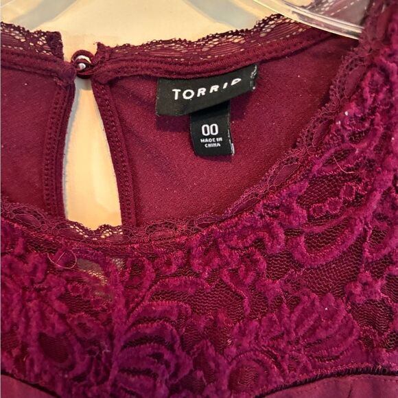 Torrid Burgundy Lace top short sleeve shirt size 00 - Picture 3 of 4